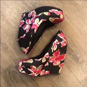 Elle• Butterfly Platform Wedges